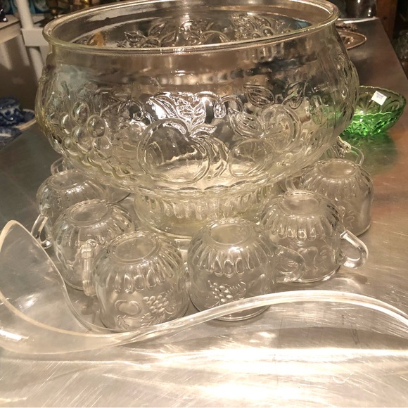 3486 VTG Punch Bowl Large Clear Glass Fruit Pattern  12 Cups 1 Plastic Ladle - Picture 5 of 13
